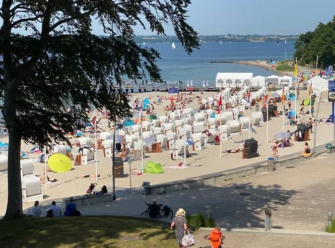 Strandblick Mit Strandkorb & Fahrraedern