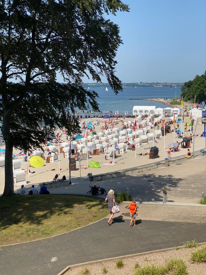 Strandblick Mit Strandkorb & Fahrraedern Gluecksburg